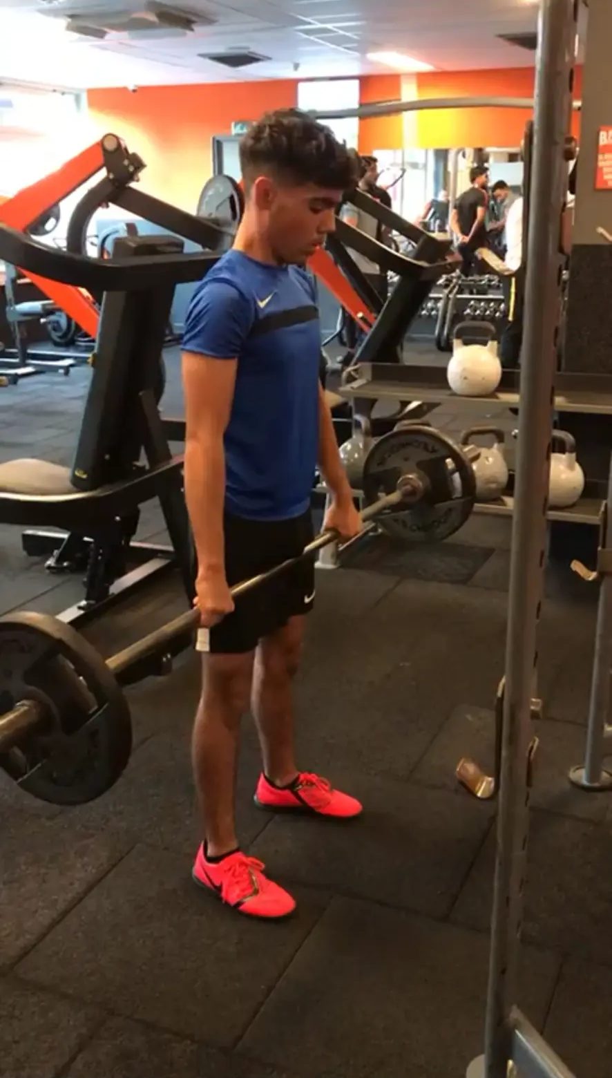 De oprichter van IBreform aan het begin van zijn training, bij een barbell